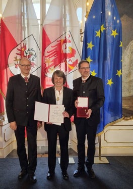 Il neonatologo e medico di base Hubert Messner premiato da Mattle e Kompatscher (Foto: ASP)