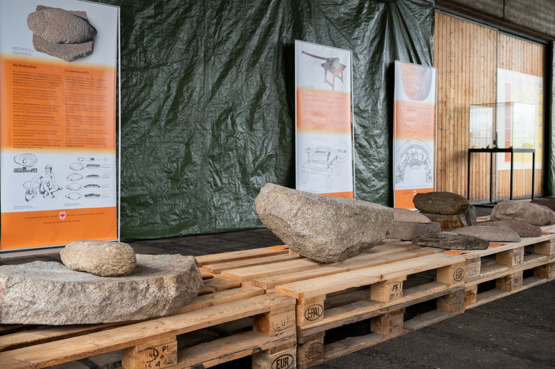 Macine e mulini, tutti reperti archeologici provenienti dall’Alto Adige, sono stati esposti a Frangarto in occasione della Giornata europea del Patrimonio (Foto: ASP/Manuela Tessaro)