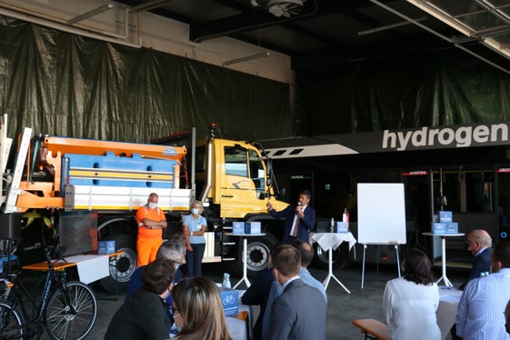 Wir wollen die Mobilität in Südtirol noch bequemer, sicherer und umweltfreundlicher machen, sagte LR Alfreider beim #halbzeit-Gespräch und dankte allen Mitarbeitern (vorne stellvertretend Straßenwärter Patrick Kostner und Busfahrerin Margit Winkler) im Bereich. (Foto: LPA/Roman Clara)