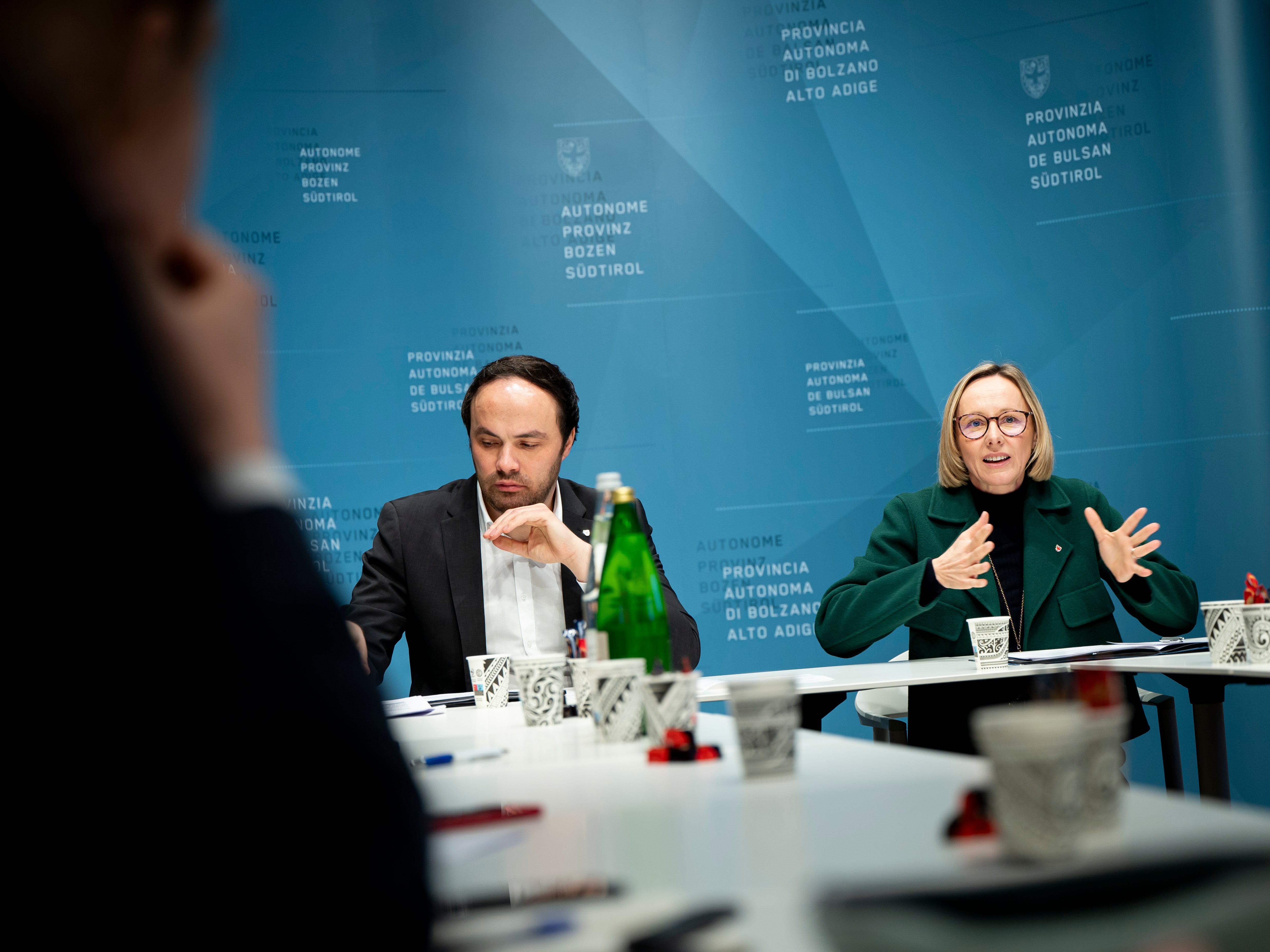 L'assessore Philipp Achammer e l'assessora Magdalena Amhof hanno presentato ai media le priorità per il 2025 in una conferenza stampa congiunta (Foto: USP/Fabio Brucculeri)
