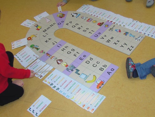 Cufer didatich “Alfabetier plurilingual”. L’edema da denant, pro la Fiera Didacta de Firenze, la majera fiera taliana tl ciamp dla formaziun, él gnü presenté le sistem scolastich ladin y deplü material didatich. (Foto: LPA/Direziun scolines y scores ladines)