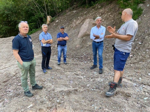 Besichtigung der Hangsicherung am Sinichbach (v.li.): Fabio De Polo, Willigis Gallmetzer, Luis Kienzl (Besitzer Haus), Landesrat Arnold Schuler, Manfred Tschöll (Foto: LPA/Noemi Prinoth)