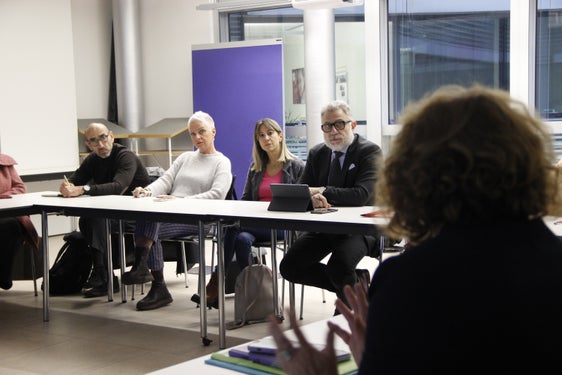Landesrätin Rosmarie Pamer (im Vordergrund) informierte im Familienbeirat über das Maßnahmenpaket zum leistbaren Wohnen und sammelte Inputs, die nun an die politisch Zuständigen weitergegeben werden. (Foto: LPA/Hannes Wisthaler)