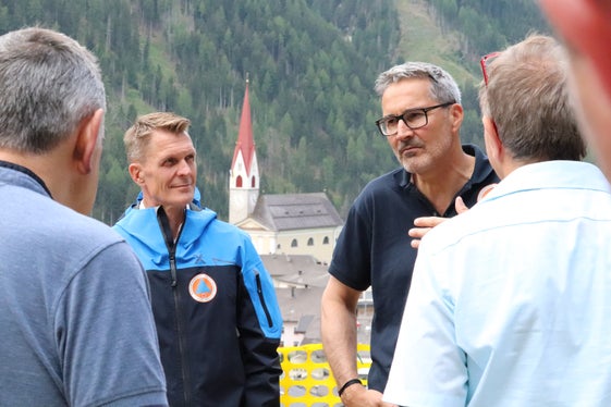 Baustellenbesichtigung bei der Rückhaltesperre aus Stahlbeton im Brunnbergbach direkt oberhalb von Mühlwald: (von links): Ressortdirektor Ulrich Stofner und Landeshauptmann und Bevölkerungsschutzlandesrat Arno Kompatscher. (Foto: LPA/Maja Clara)