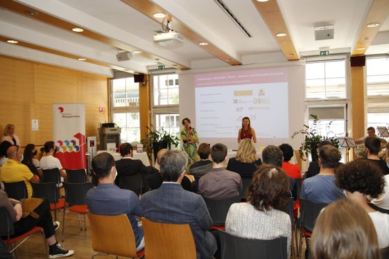Die Direktorin der Pädagogischen Abteilung Gertrud Verdorfer (vorne links) und Landesschuldirektorin Sigrun Falkensteiner (rechts) prämierten die Bestplatzierten der Schulolympiaden. (Foto: LPA/Deutsche Bildungsdirektion/Verena Hilber)