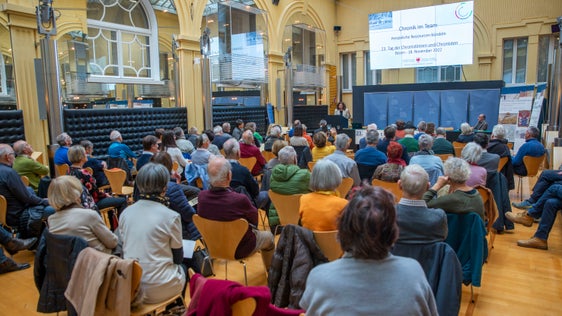 Croniste e cronisti vogliono mettere in comune le proprie risorse. Un centinaio di loro, altoatesini e tirolesi, si sono detti d'accordo in occasione della 23a Giornata dei cronisti (Foto: ASP/Fabio Brucculeri)