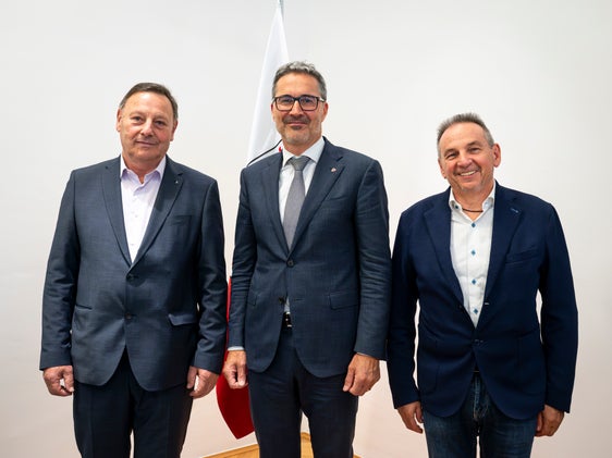 La Sportschützenverband altoatesina in visita inaugurale a Palazzo Widmann. L'associazione riunisce cinque comprensori con oltre 40 corporazioni di tiro sportivo in tutta la provincia. Diverse centinaia di tiratori e tiratrici attivi partecipano regolarmente alle gare. Nella foto da sinistra a destra: Nikolaus Weger (vice-Landesschützenmeister), il presidente Arno Kompatscher, Markus Passler (Landesoberschützenmeister). (Foto: USP/Fabio Brucculeri)