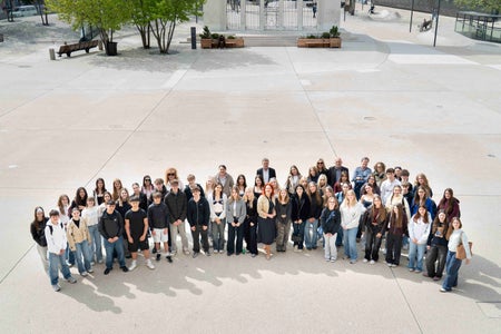 Durante la visita a Innsbruck: l'assessora all'Istruzione tirolese Cornelia Hagele (prima fila, al centro), il direttore del Dipartimento Alto Adige, Regione europea e Relazioni esterne del Tirolo Simon Lochmann (terza fila, al centro) e altri rappresentanti dell'Euregio insieme a circa 70 studenti e studentesse e sei insegnanti del partenariato scolastico dell'Euregio tra HAK Wörgl, FOS Merano e "Antonio Tambosi" Trento (Foto: Land Tirolo/Krepper)