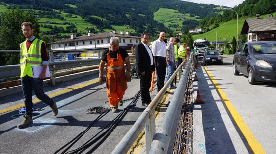 Il ponte Hofer a Vipiteno viene demolito e ricostruito per una maggiore tutela di Vipiteno dal Procede bene l’esecuzione dei lavori per il nuovo ponte Hofer a Vipiteno. Un'immagine del recente sopralluogo: i sindaci di Vipiteno e Vizze, Peter Volgger (3. da sx) e  Stefan Gufler (4. da sx). (Foto: ASP/Ripartizione Infrastrutture)