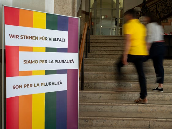 Der Regenbogenbanner wird im Monat Juni in mehreren Landhäusern zu sehen sein. (Foto: LPA/Fabio Brucculeri)