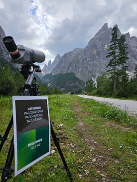 Durch das Spektiv können Naturinteressierte in den Naturparks allerhand Besonderheiten entdecken. (Foto: LPA/Landesamt für Natur/Samuel Boatto)