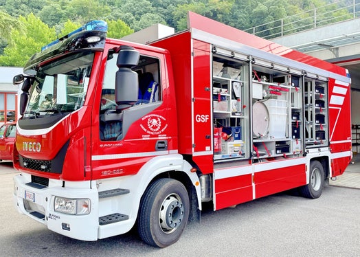 Die Landesregierung hat in ihrer gestrigen Sitzung die Zuweisung von Beiträgen für Feuerwehr-Fahrzeuge an Bezirksstützpunkten genehmigt. In der Neuberechnung der Kosten werden unter anderem die gestiegenen Kosten für die Instandhaltung der Beladung und des Aufbaus der Gefahrgutfahrzeuge und der Dekontaminierungsfahrzeuge (im Bild) berücksichtigt. (Foto: Landesverband der Freiwilligen Feuerwehren Südtirols/Diddi Osele)