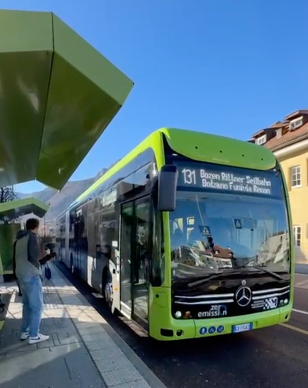 Neue 18 Meter lange Busse sind nun in Südtirol im Einsatz. Durch eine Kombination von Wasserstoff-Antrieb und Elektro-Antrieb fahren die Busse auch auf langen Strecken emissionsfrei. (Foto: LPA/Elisabeth Stampfer)