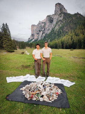 Vor allem weggeworfene oder liegengelassene Papiertaschentücher und Zigarettenstummel stellen ein großes Problem dar. Im Bild die Schutzgebietsbetreuer des Naturparks Puez-Geisler mit dem gesammelten Müll. (Foto: LPA/Landesamt für Natur)