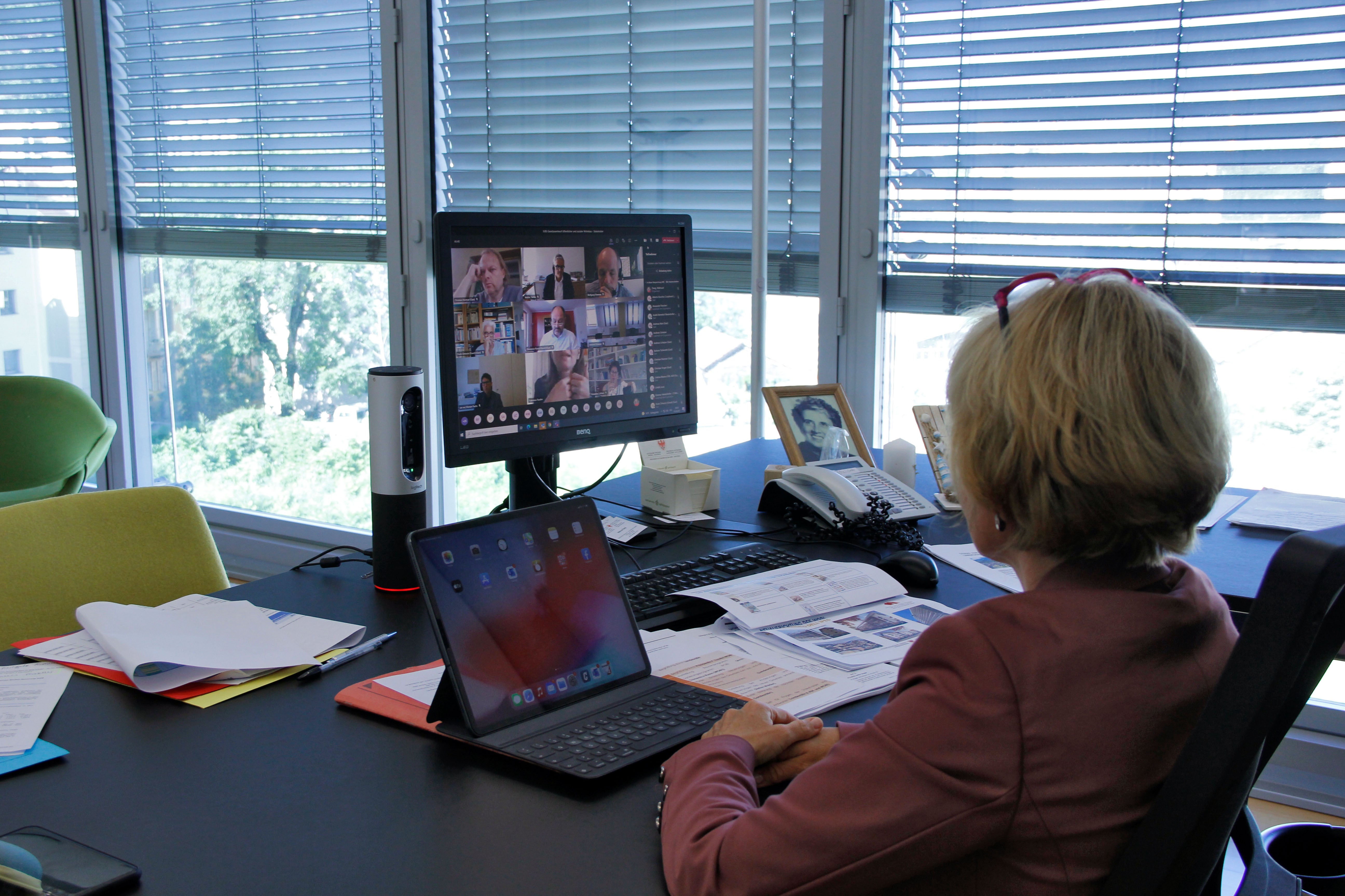 Wohnbaulandesrätin Waltraud Deeg hat sich mit Interessensvertretern und Stakeholdern zu Schritten und Maßnahmen in Richtung leistbares Wohnen ausgetauscht. (Foto: LPA/Greta Stuefer)