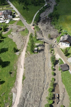 Die Schlammlawine hat gestern Campill erreicht; bei einem Erkundungsflug konnten heute die Auswirkungen beobachtet werden. (Foto: LPA/Landeswarnzentrum in der Agentur für Bevölkerungsschutz/Omar Formaggioni)