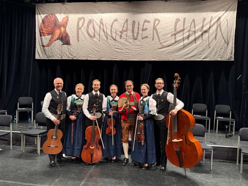 Preisverleihung: Robert Schwärzer (Dritter von rechts) hat der Familienmusik Huber (im Bild) beim Festabend am 9. Mai den überregionalen Volksmusikpreis Pongauer Hahn überreicht. (Foto: LPA/Referat Volksmusik in der Landesmusikschuldirektion/Günther Hopfgartner)