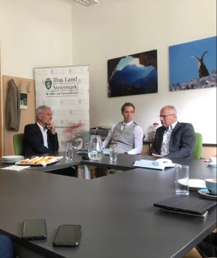 Ähnliche Herausforderungen, ähnliche Ziele: LR Schuler, Franz Grießler (Leiter der Abteilung Land- und Forstwirtschaft der Steiermark) und LR Seitinger im Gespräch (Foto: Land Steiermark)
