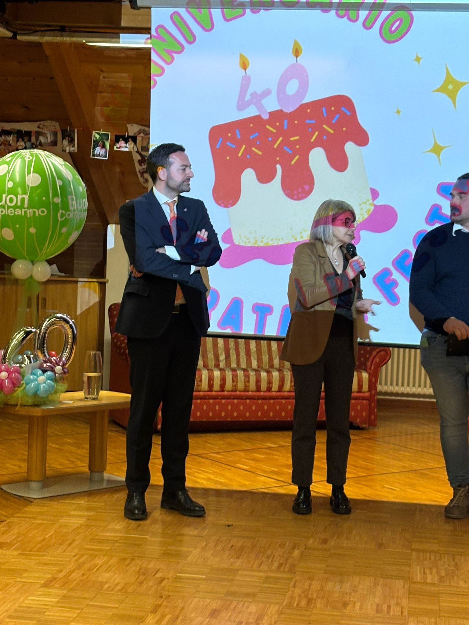 Landesrat für Italienische Bildung und Kultur, Marco Galateo, Bürgermeisterin von Branzoll, Giorgia Mongillo, und der Vorsitzende der Jugendgruppe Flowers EO, Ruben Sadei (von links) (Foto: LPA)