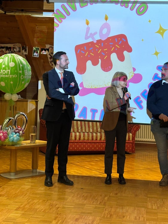 Landesrat für Italienische Bildung und Kultur, Marco Galateo, Bürgermeisterin von Branzoll, Giorgia Mongillo, und der Vorsitzende der Jugendgruppe Flowers EO, Ruben Sadei (von links) (Foto: LPA)