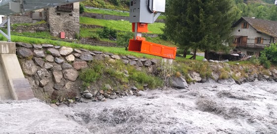 Mit dem mobilen Geschiebefangkorb an der neuen Pegelmessstelle am Suldenbach in Stilfser Brücke wird das Geschiebe entnommen. (Foto: LPA/Landesamt für Hydrologie und Stauanlagen in der Agentur für Bevölkerungsschutz)