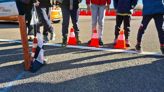 Alcuni scolari durante il corso Hallo Auto organizzato dal Centro di guida sicura Safety Park. (Foto: USP/STA-Safety Park)