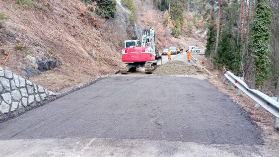 Sicherungsarbeiten am 6. Februar: An der vom Steinschlag betroffenen Stelle wurden der Straßenunterbau und die Asphaltschicht erneuert. Die Steinschlagschutzbarrieren wurden provisorisch instand gesetzt. Sie sollen mittelfristig vollständig erneuert werden. (Foto: LPA/Ressort für Infrastrukturen und Mobilität)