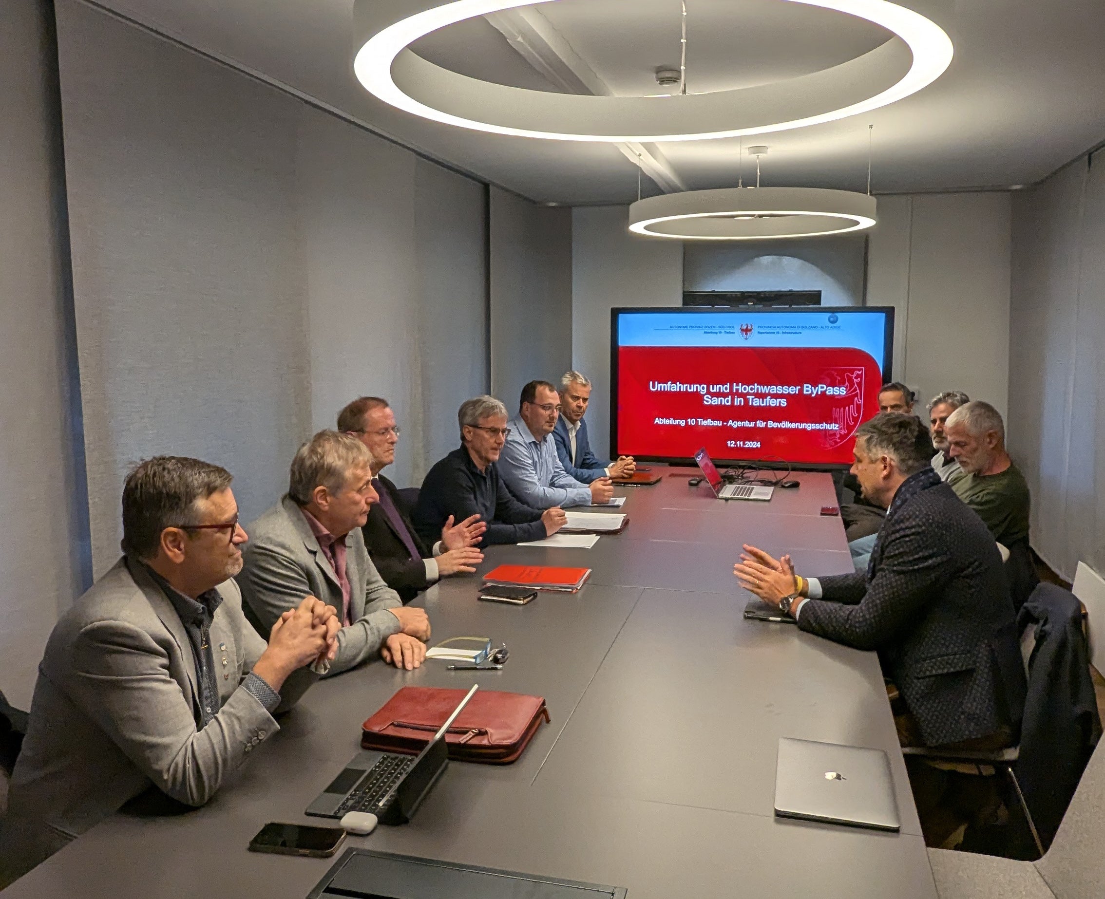 Die Umfahrung für Sand in Taufers war das Hauptthema der Besprechung von den Bürgermeistern Robert Steger (Prettau), Paul Niederbrunner (Mühlwald), Helmuth Klammer (Ahrntal) und Josef Nöckler (Sand in Taufers), Gemeindetechniker Stefan Stocker, Gemeindesekretär Stefan Haidacher mit Florian Knollseisen (Amt für Straßenbau Nord/Ost), Götz Rufinatscha (Straßendienst Pustertal), Martin Moser (Amt für Wildbach- und Lawinenverbauung Ost) und Mobilitätslandesrat Daniel Alfreider. (Foto: LPA/Ingo Dejaco)