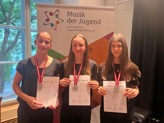 In der Kategorie Kammermusik für Zupfinstrumente haben (von links) Muriel Dorfmann, Greta Zöbl und Carolin Fischnaller von der Musikschule Brixen auf ihren Harfen als Gruppe "Federleicht" teilgenommen. (Foto: LPA/Katja Lechner)