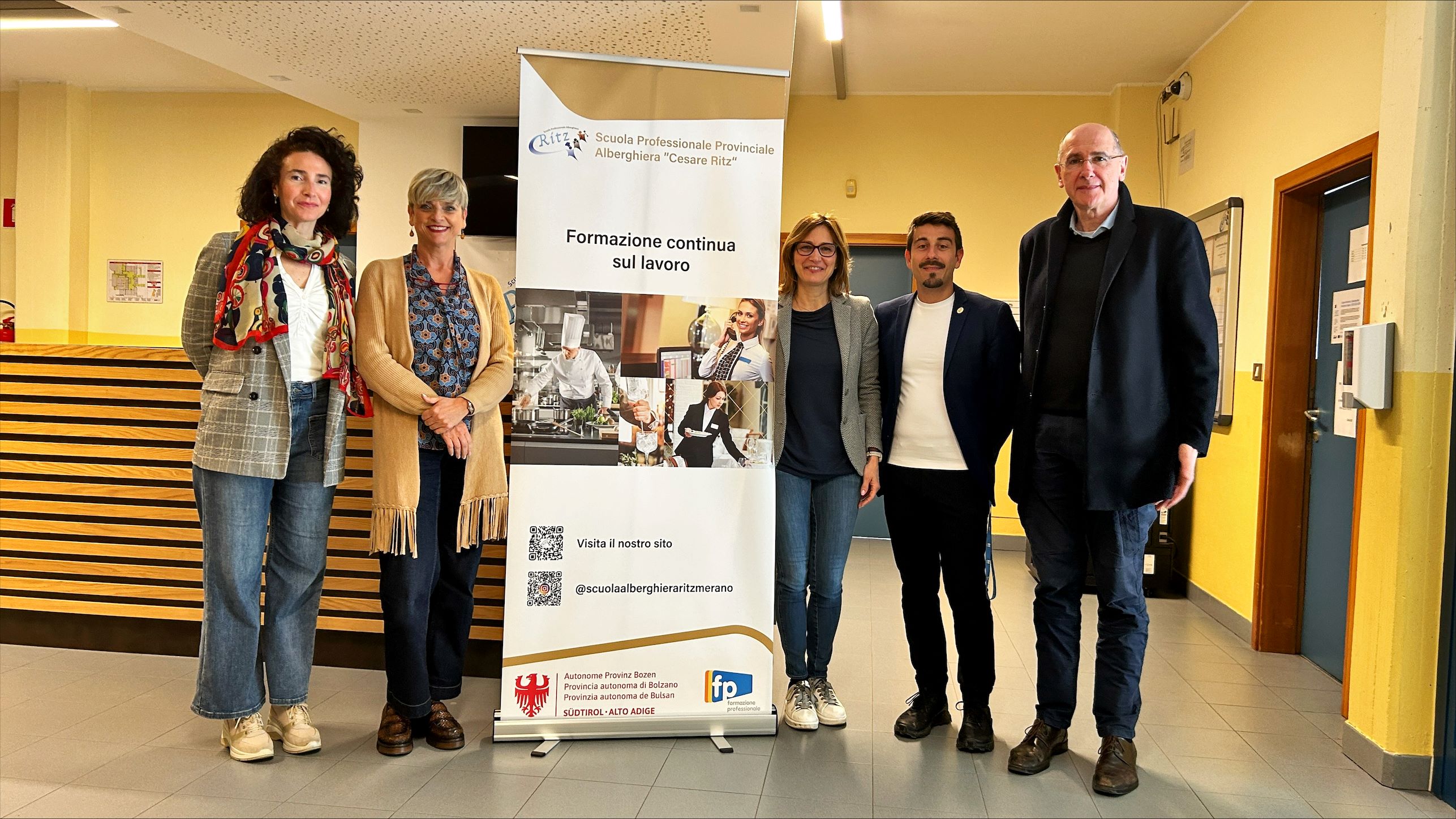Zusammenarbeit zwischen Schule, Handel und Wirtschaft. Im Bild (von links): Lorena Sala (Handels- und Dienstleistungsverband hds), Schuldirektorin Coretta Ceretta, die Koordinatoren der Weiterbildung am Arbeitsplatz Silvia Capelletti und Alessandro Lauria sowie Pietro Perez (hds). (Foto: LPA)