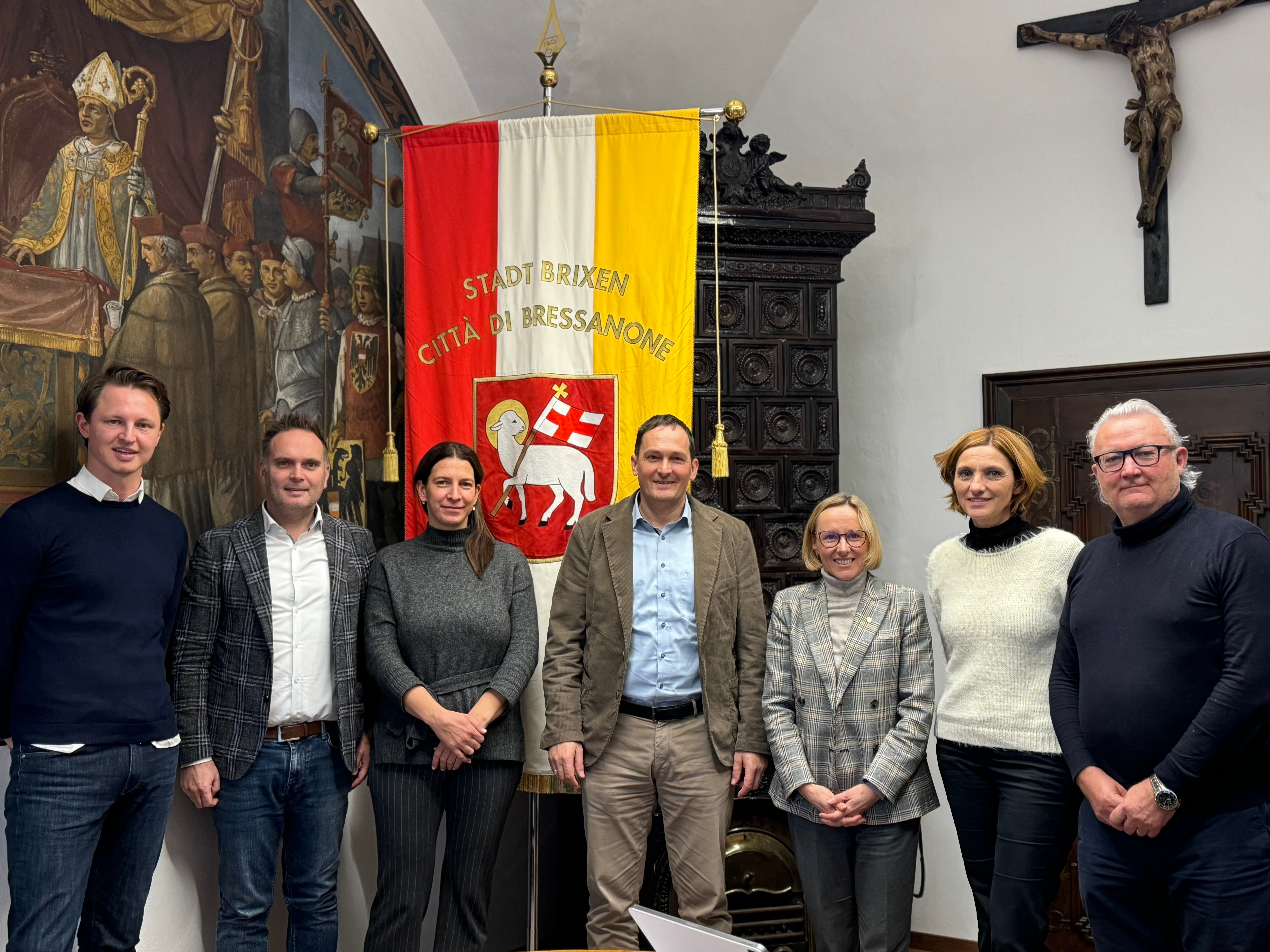 Sinergie tra Provincia e Comune di Bressanone. In foto (da sinistra) gli assessori comunali Peter Natter, Thomas Schraffl, Sara Dejakum, il sindaco Andreas Jungmann, l'assessora provinciale Magdalena Amhof, l'assessora comunale Monika Leitner e il vicesindaco Ferdinando Stablum (Foto: USP/Comune di Bressanone)