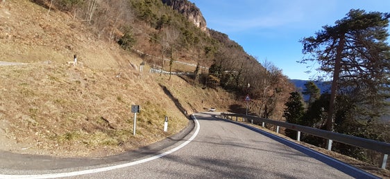 Eine gute Erreichbarkeit des Wohnortes ist ein wichtiges Element, um zu vermeiden, dass Bürgerinnen und Bürger aus den Dörfern abwandern. Nach dem geplanten Ausbau der Glaninger Straße werden Busse mit bis zu zwölf Metern Gesamtlänge diesen Abschnitt befahren können. (Foto: LPA/Sabine Thurner)