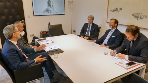 Hanno discusso le sfide e le possibili soluzioni alle varie crisi in atto nel contesto europeo: (da sinistra) il presidente Kompatscher, Klaus Luther, direttore di Ripartizione, il console onorario Brandstätter, l'ambasciatore Elbling, Wagner, Ambasciata tedesca  (Foto:ASP/Guido Steinegger)