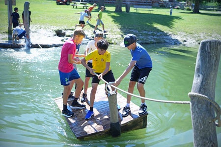 In perfetto stile Euregio, all’insegna dell’unione: insieme si attraversa meglio l’acqua. (Foto: Land Tirol/Schallhart)