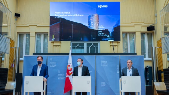 Heute haben Landesrat Bessone, Landesrat Vettorato und Alperia Ecoplus-Geschäftsführer Andergassen Details zum Umstieg von 24 Landhäusern auf Fernwärme vorgestellt. (Foto: LPA/Fabio Brucculeri)