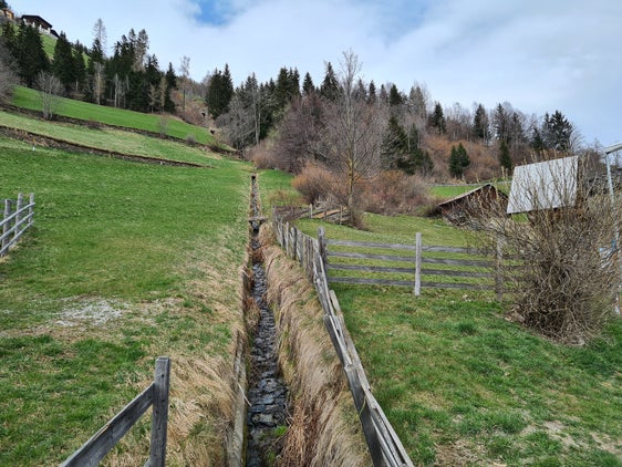 Proseguono i lavori sui rio Valsura, in val d'Ultimo, per aumentare la protezione contro le esondazioni e mitigare le zone di pericolo. (Foto: Ufficio Sistemazione bacini montani Sud)
