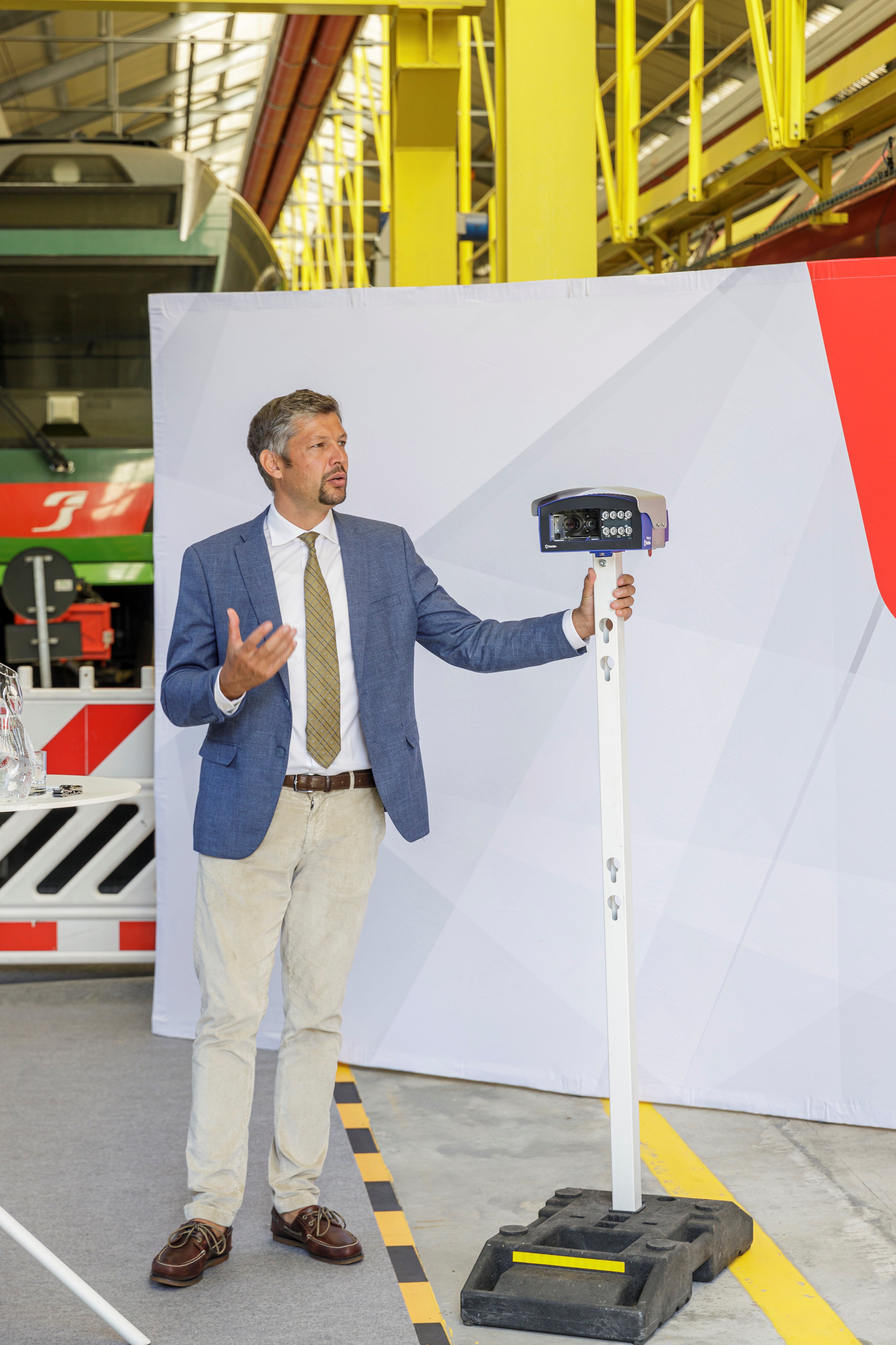 Tutto ciò che abbiamo deciso negli ultimi cinque anni in materia di gestione della mobilità è stato determinato sulla base dei dati, ha sottolineato Alfreider, mostrando in diretta sul monitor ciò che sta accadendo attualmente nella mobilità in Alto Adige. (Foto: ASP/Tiberio Sorvillo)