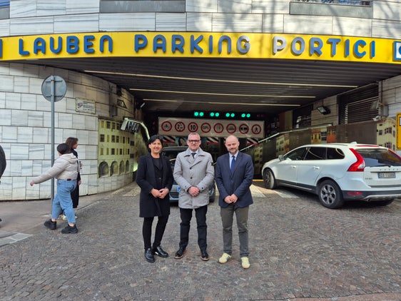 Dopo la prima fase di test, il 6 marzo il parcheggio Lauben Portici di Bolzano ha riaperto al pubblico con la nuova gestione di APCOA Italia S.p.A. Da sinistra a destra: Diana Ingino, Operating office APCOA, l'assessore provinciale al Patrimonio Christian Bianchi e Daniel Bedin, direttore del Dipartimento Opere pubbliche della Provincia autonoma di Bolzano. (Foto: USP)