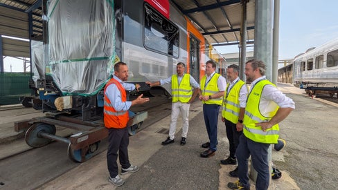 L'assessore provinciale alla Mobilità Daniel Alfreider (secondo da sinistra nella foto) ha visitato lo stabilimento di Savigliano dell'impresa Alstom, che sta terminando la produzione dei nuovi treni Coradia Stream, insieme al suo omologo tirolese René Zumtobel (terzo da sinistra). (Foto: USP/Ingo Dejaco)