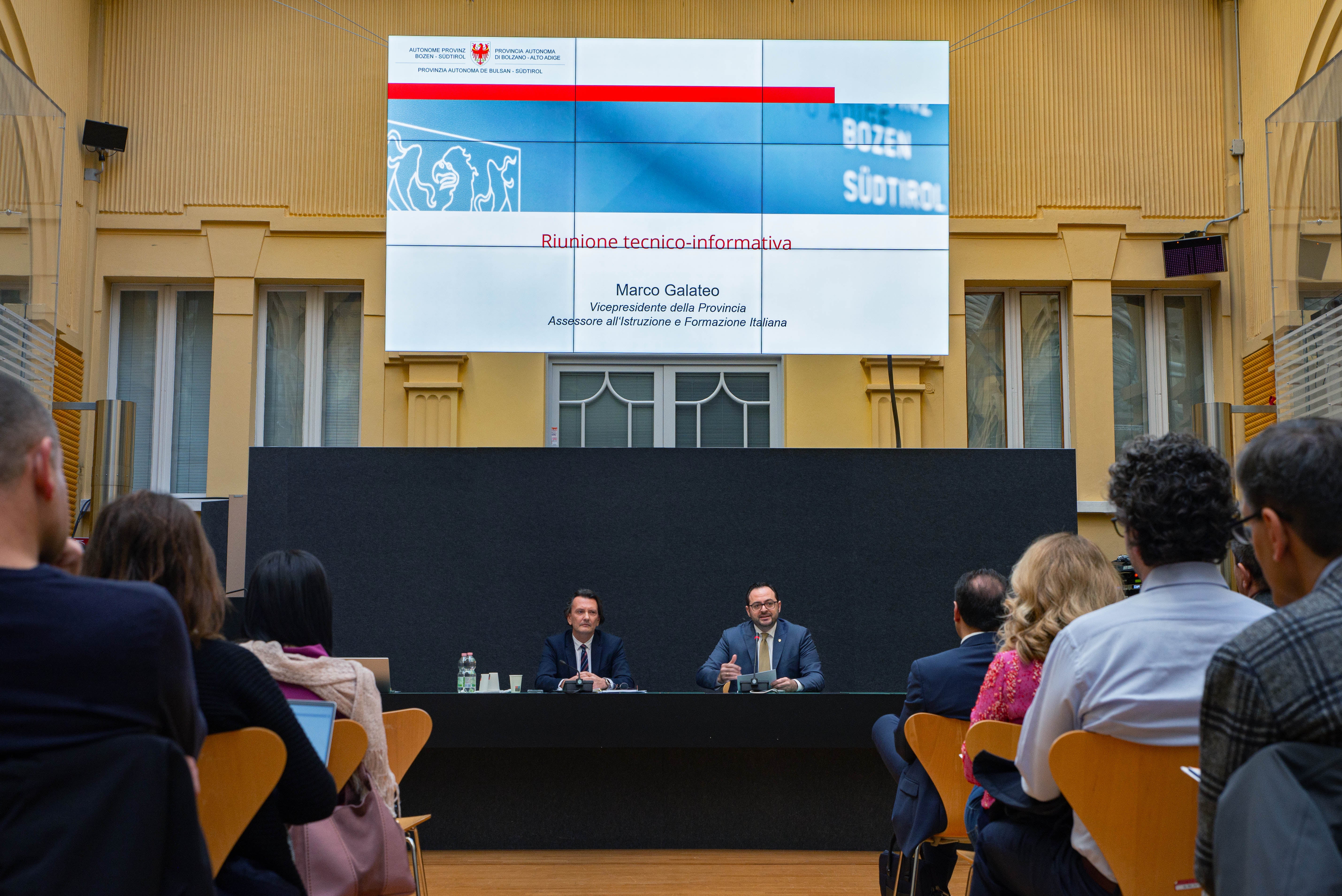 L'assessore all'Istruzione, Marco Galateo, ha incontrato i dirigenti e tenuto oggi (7 marzo) una conferenza stampa a Palazzo Widmann sul futuro della scuola Italiana. Focus su cultura del rispetto, gentilezza e benessere (Foto: ASP/Greta Stuefer)