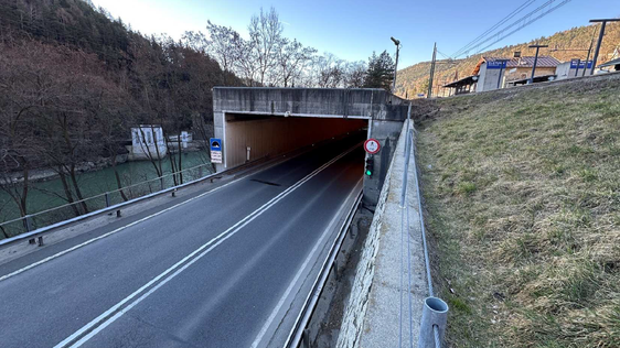 Si prevede di sigillare le crepe all’interno della galleria e di realizzare l’impermeabilizzazione esterna completa del tratto della galleria artificiale in direzione del portale est. (Foto: USP/Dipartimento Infrastrutture e Mobilità)