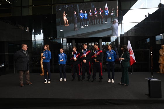 Gli olimpionici altoatesini sul palco del NOI Techpark. Nella foto (da sinistra) Elmar Pichler Rolle, Verena Hofer, Marion Oberhofer, Emanuel Rieder, Dominik Fischnaller, Simon Kainzwaldner e Sharon Market. (Foto/USP/Manuela Tessaro)  