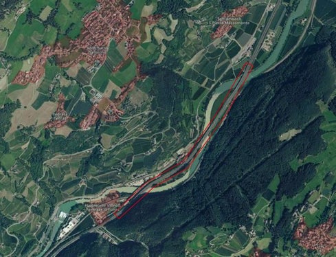 Una barriera antirumore, per una lunghezza di 1,6 chilometri, sarà realizzata lungo la carreggiata sud dell’autostrada del Brennero A22 nel tratto compreso fra San Pietro Mezzomonte e Funes, come indicato nella foto. (Foto: ASP)