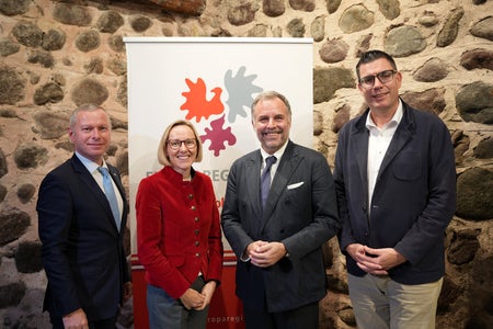 Foto di gruppo al Giovedì culturale dell'Euregio sul futuro dell'UE: (da sinistra) Christoph von Ach (membro altoatesino del segretariato generale dell'Euregio), l'assessora provinciale al Lavoro, Europa e Personale della Provincia autonoma di Bolzano Magdalena Amhof, l'alto funzionario dell'UE Markus Warasin e il segretario generale dell'Euregio Matthias Fink (Foto: Euregio/Armin Gluderer)