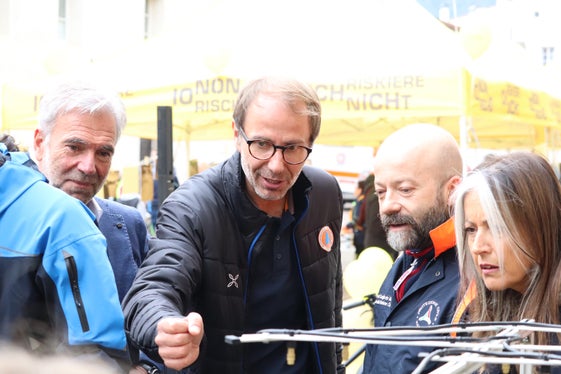 Giornata informativa “Eventi di piena a Bressanone” (da sinistra): l'assessore Arnold Schuler, il direttore dell'Agenzia per la protezione civile, Klaus Unterweger, il direttore Roberto Giarola del Dipartimento Protezione Civile, la collaboratrice della Protezione civile, Anita Vitale. (Foto: ASP/Maja Clara)