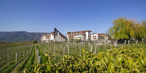 Das Pilotprojekt: Seit 2018 bietet das Vinzenzhaus des Jesuheims in Girlan Raum für ein Pilotprojekt zur stationären sozio-sanitären Betreuung von Menschen mit Behinderungen und schweren Verhaltensstörungen. (Foto: Jesuheim)