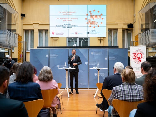 Brach eine Lanze für mehr Sichtbarkeit von Frauen bei öffentlichen Veranstaltungen und in den Medien: „Die jetzt vorgestellte Datenbank ist im Gleichstellungsaktionsplan des Landes Südtirol vorgesehen“, betonte Landeshauptmann Arno Kompatscher. (Foto: LPA/Fabio Brucculeri)