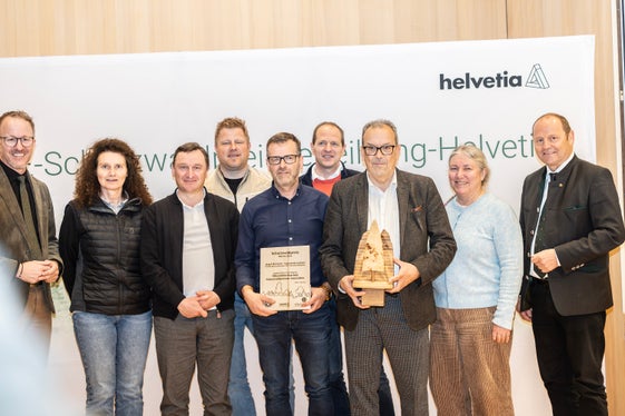 Schutzwaldpreisverleihung in Mellau/Vorarlberg (von links nach rechts): Landesrat für Forst Vorarlberg Christian Gantner, Barbara Rossi, Stefan Obersteiner, Christian Stabinger, Günther Pörnbacher, Josef Gruber (alle Forstinspektorat Welsberg), Direktor Seniorenwohnheim Innichen Herbert Watschinger, Jurymitglied Monika Frehner, Landesrat Forst Tirol Josef Geisler (Foto: LPA/Land Vorarlberg/Emanuel Sutterlüty)