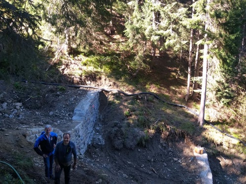 L'assessore Schuler con il sindaco del Comune di Vipiteno Peter Volgger durante il sopralluogo ai lavori sul rio Herrentisch. (Foto: Agenzia Protezione civile/Maja Clara)