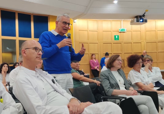 Le preoccupazioni rimarcate dai collaboratori sono state al centro della serie di visite dell'assessore Hubert Messner nei diversi Comprensori sanitari dell'Alto Adige. (Foto: ASP/Samuel Vieider)
